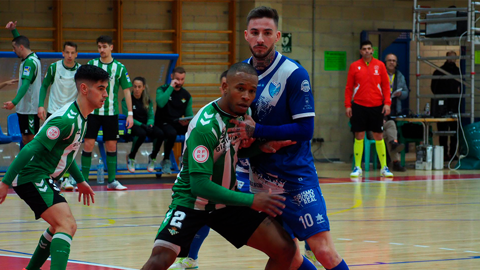 Carlos Sanz, de Real Betis Fustal, y Antoñito, de Quesos El Hidalgo Manzanares, durante el encuentro que enfrentó a ambos equipos