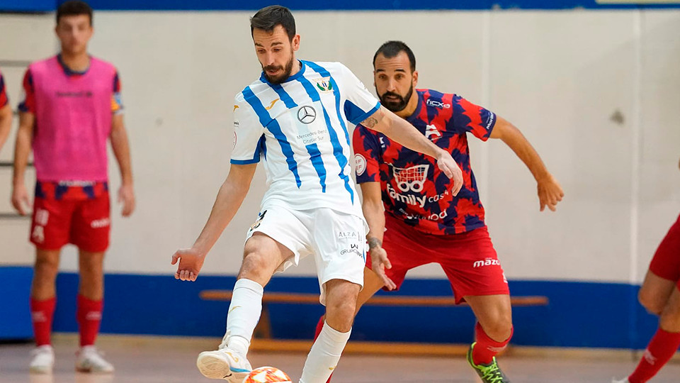 Borja Blanco, del CD Leganés FS, ante Carlitos, de Alzira FS.
