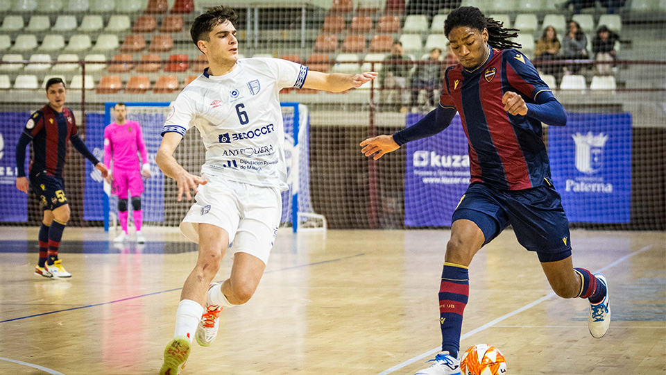 Miranda, jugador del Levante UD FS, ante Pablo Ordóñez, del BeSoccer CD UMA Antequera.
