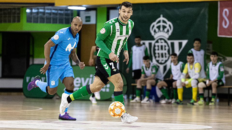 Éric Pérez, jugador de Real Betis Futsal, da un pase defendido por Fits, de Inter FS
