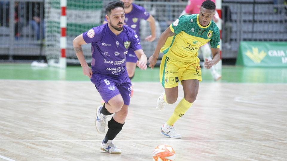 Jesulito, jugador de Córdoba de Patrimonio de la Humanidad, conduce la pelota perseguido por Renato, de Jaén FS