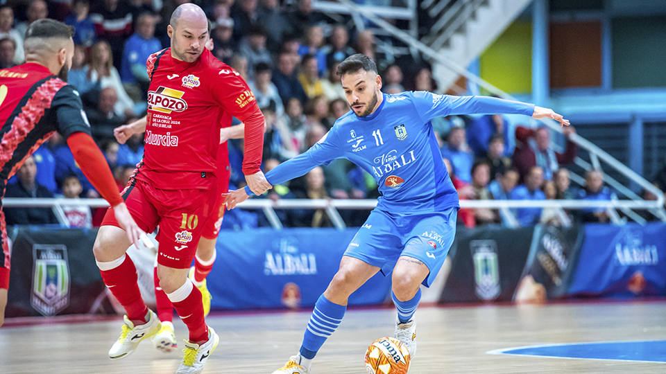 Ivi, del Viña Albali Valdepeñas, conduce el balón ante Taynan, de ElPozo Murcia Costa Cálida (Fotografía: ACP - FSV)