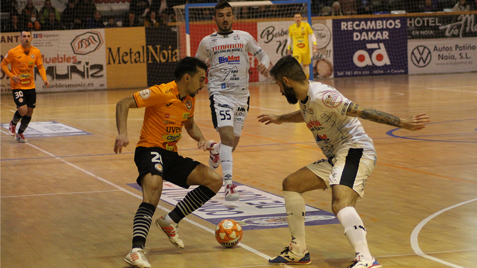 Edu Jabá y Marcelo, de Noia Portus Apostoli, defienden a Carlos Bartolomé, de Ribera Navarra FS