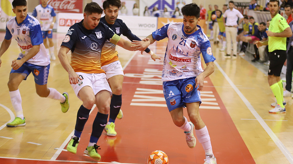 Dela, jugador del CD Leganés, ante Carlos García, del AD Sala 10.