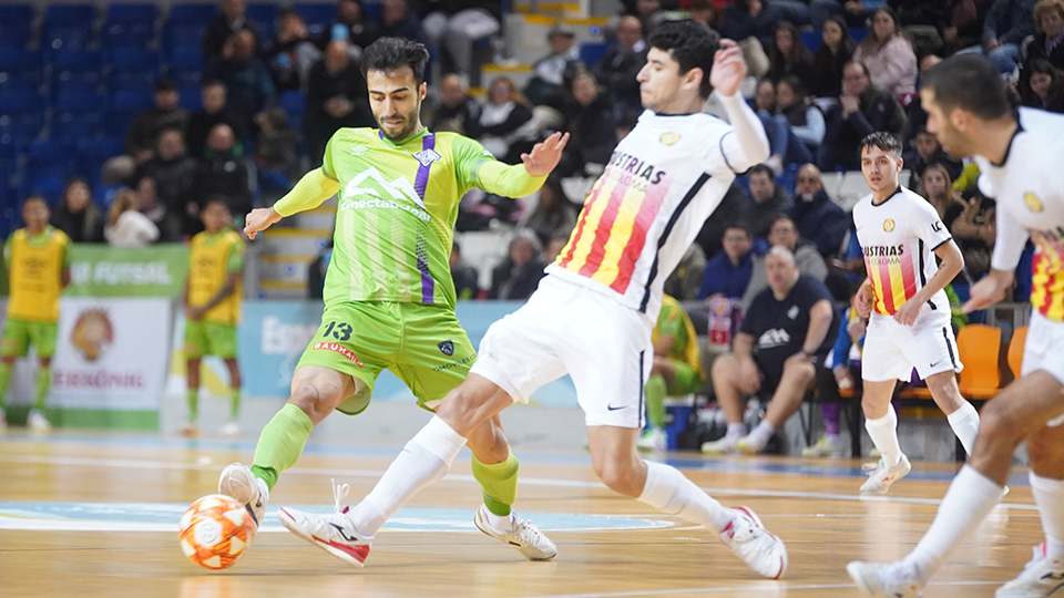 Moslem, jugador de Mallorca Palma Futsal, y Nil Closas, de Industrias Santa Coloma, pelean por el esférico