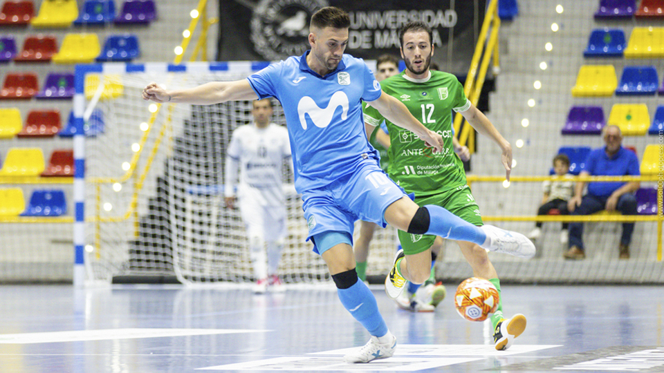 Pol Pacheco golpea en balón en un partido con Inter FS (Fotografía: iso100photopress)