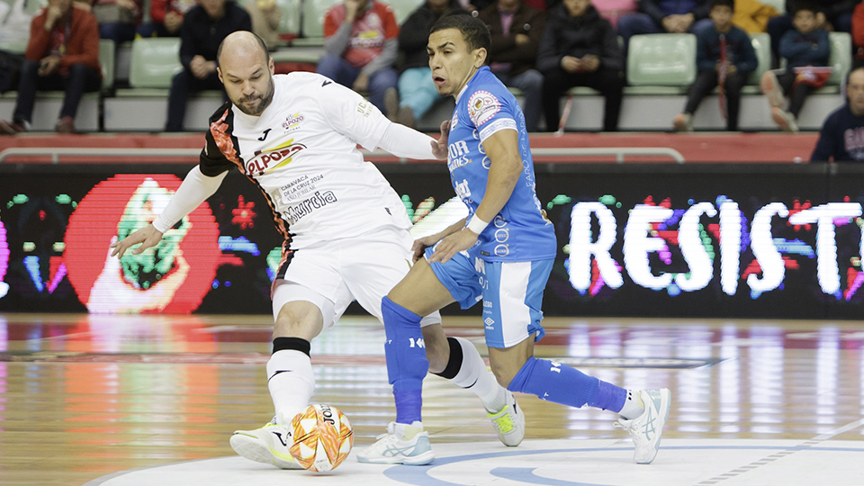 Taynan, de ElPozo Murcia Costa Cálida, golpea el balón ante Douglas, de Noia Portus Apostoli (Fotografía: Pascu Méndez)
