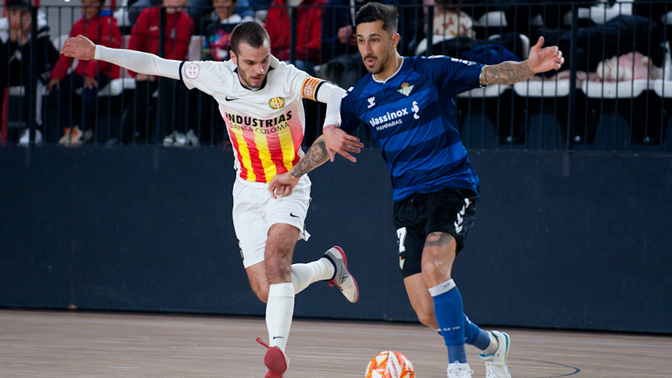 Fernando Drasler, de Real Betis Futsal, conduce la pelota defendido por Uri Santos, de Industrias Santa Coloma