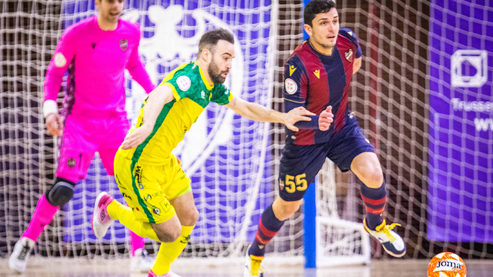 Jamur, jugador de Levante UD FS, conduce la pelota ante Chino, de Jaén FS