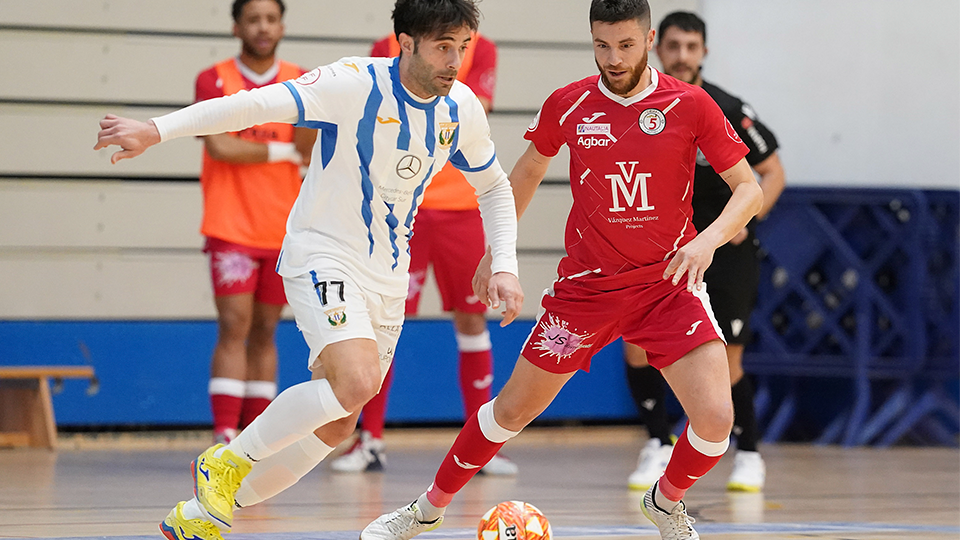 Pablo Ibarra conduce la pelota en el partido entre CD Leganés y Sala 5 Martorell
