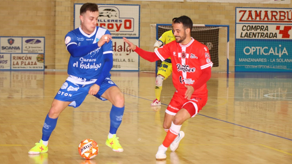 Daniel Gabriel, de Quesos El Hidalgo Manzanares, conduce el balón ante Juanpi, del Jimbee Cartagena