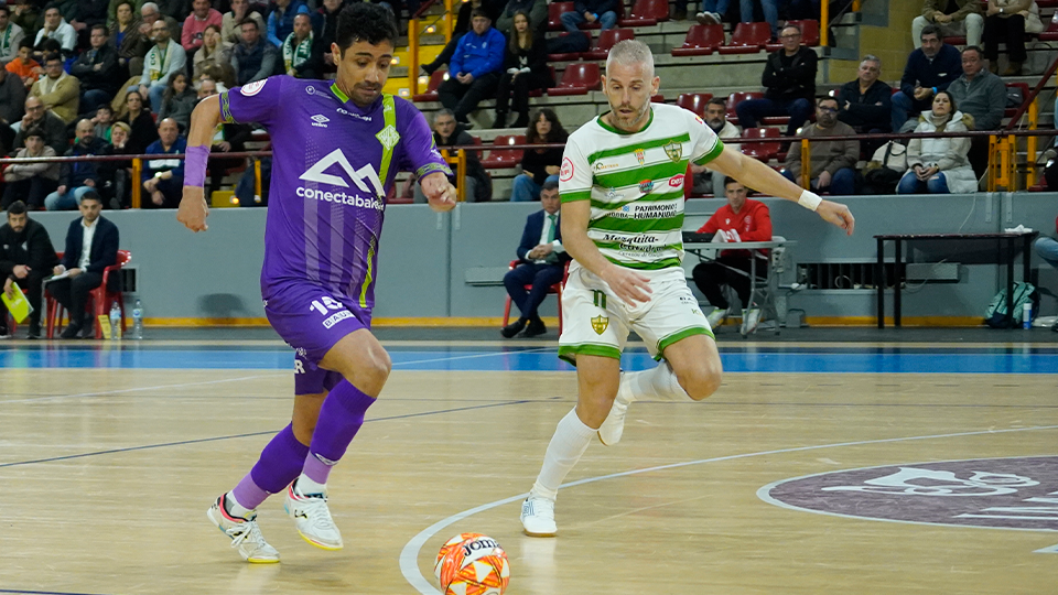 Tayebi, pívot de Mallorca Palma Futsal, conduce la pelota defendido por Miguelín, de Córdoba Patrimonio