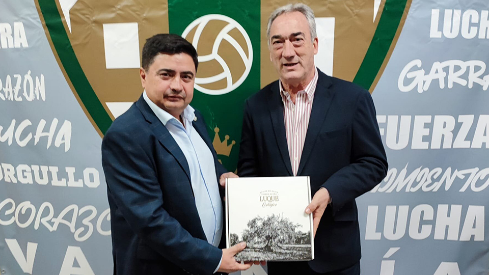 Jose García Román, presidente del Córdoba Patrimonio, hace entrega de un obsequio a Javier Lozano, presidente de la LNFS