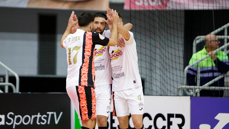 Los jugadores de ElPozo Murcia Costa Cálida celebran un tanto. (Foto: Pascu Méndez)