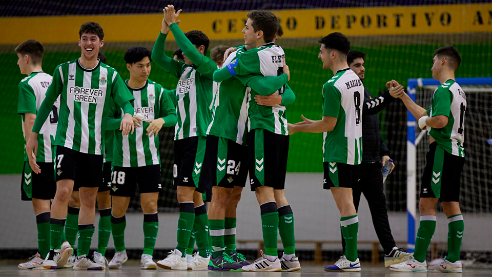 Los jugadores de Real Betis Futsal B celebran un triunfo.