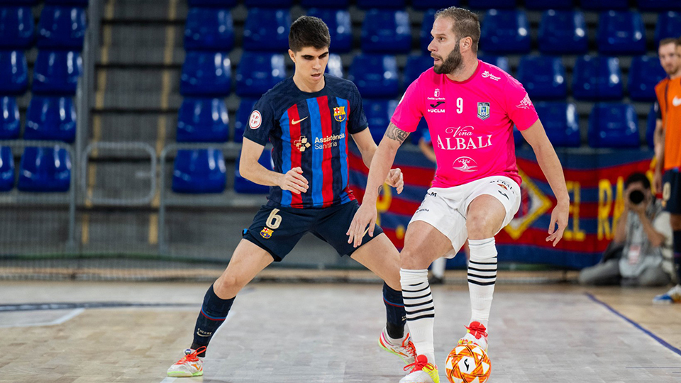 Solano, de Viña Albali Valdepeñas, y Antonio Pérez, del Barça, en el partido de Liga entre ambos equipos