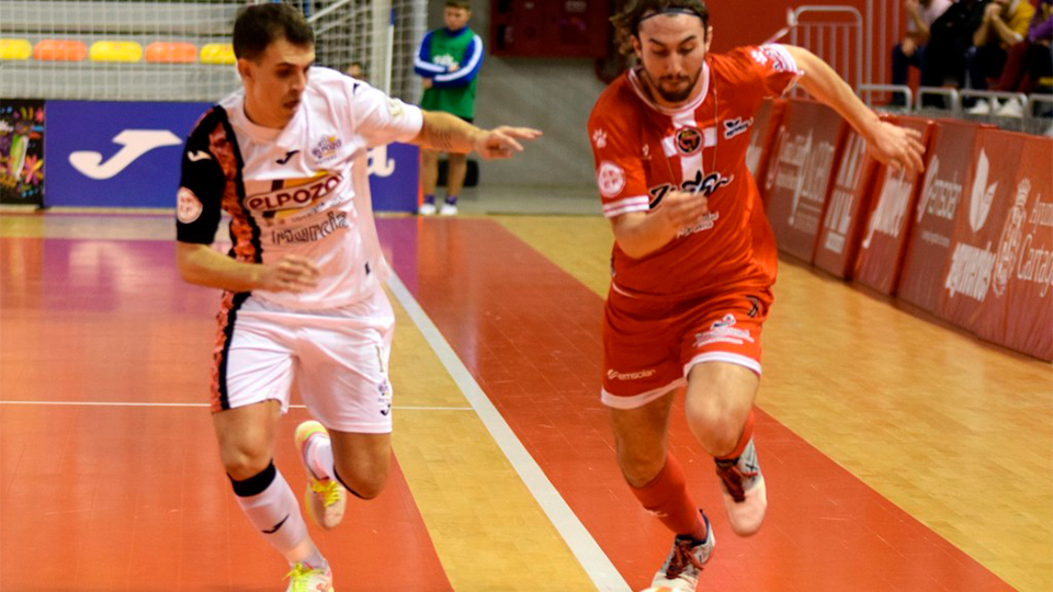 Marcel, de ElPozo Murcia Costa Cálida, y Javi Mínguez, de Jimbee Cartagena, en el derbi de la primera vuelta