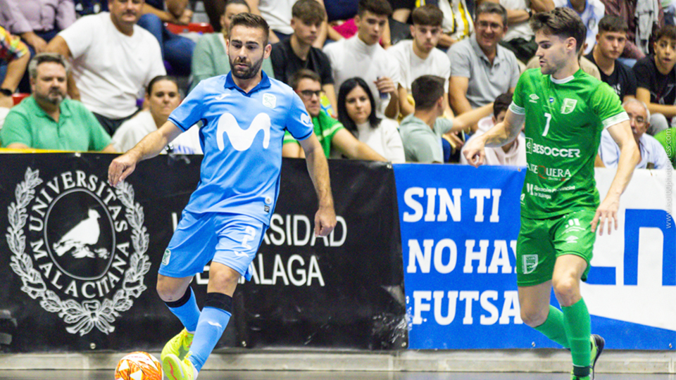 Cecilio, jugador de Inter FS, ante Alvarito, de BeSoccer CD UMA Antequera.