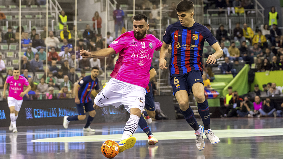 Abbasi, de Viña Albali Valdepeñas, conduce el balón ante Antonio Pérez, del Barça (Fotografía: ACP-FSV)