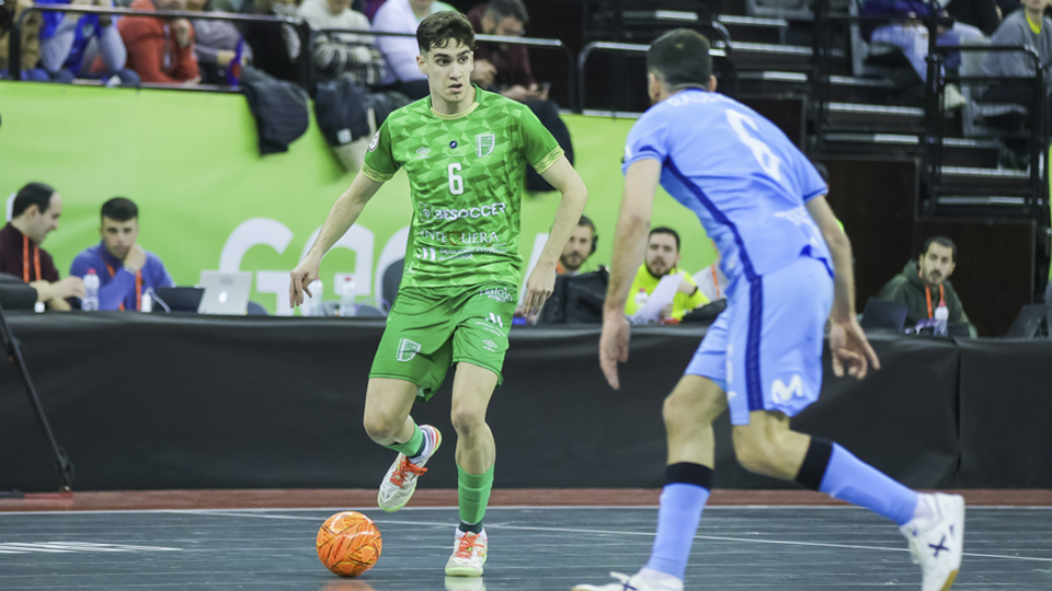 Pablo Ordóñez, del BeSoccer CD UMA Antequera, conduce el balón (Fotografía: iso100photopress)