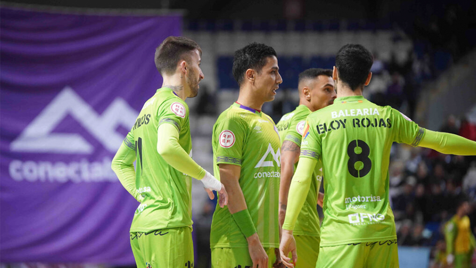 Los jugadores de Mallorca Palma Futsal dialogan sobre la cancha