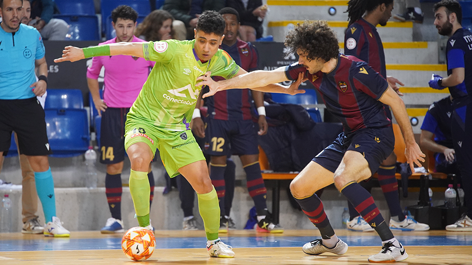 Marc Tolrá, de Levante UD FS defendiendo a Tayebi, de Mallorca Palma Futsal