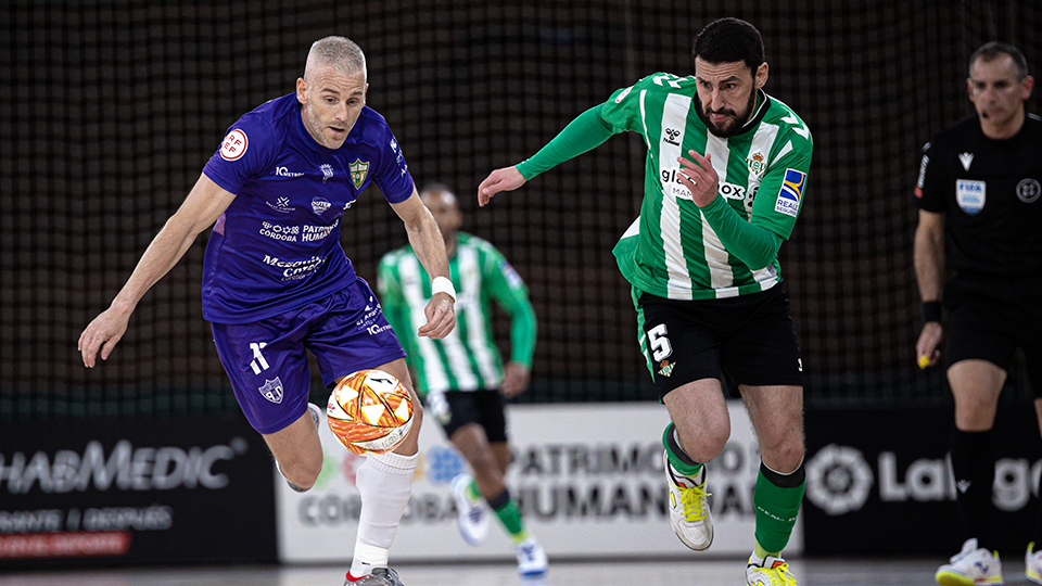 Miguelín, de Córdoba Patrimonio, y Chano, de Real Betis Futsal, corren a por el esférico