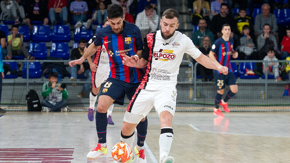 Adolfo, jugador del Barça, pugna con Rafa Santos, de ElPozo Murcia Costa Cálida.