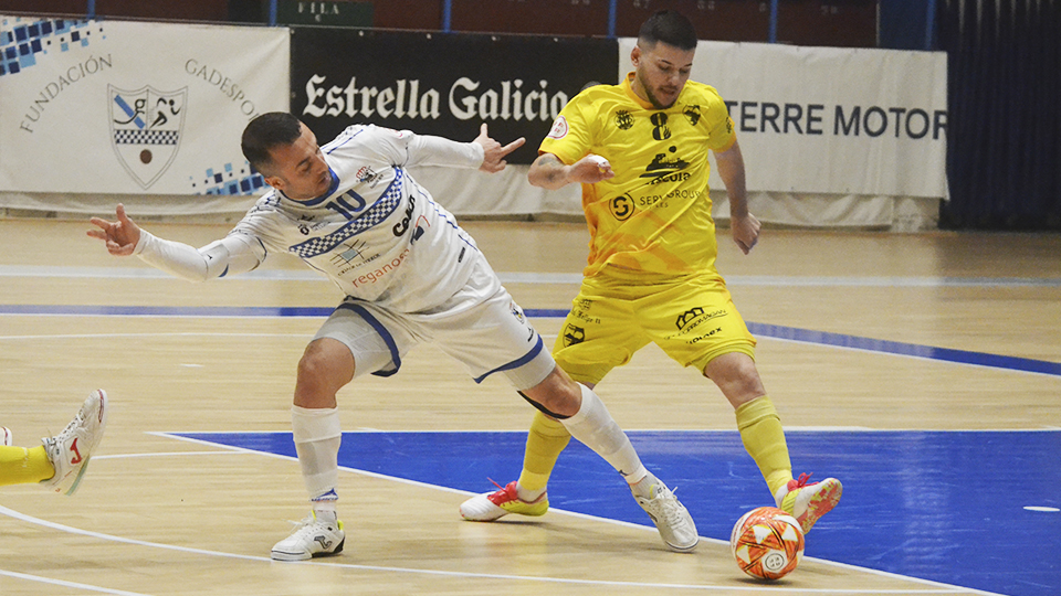 Paniagua, del Peñíscola FS, conduce el balón ante Adri, de O Parrulo Ferrol