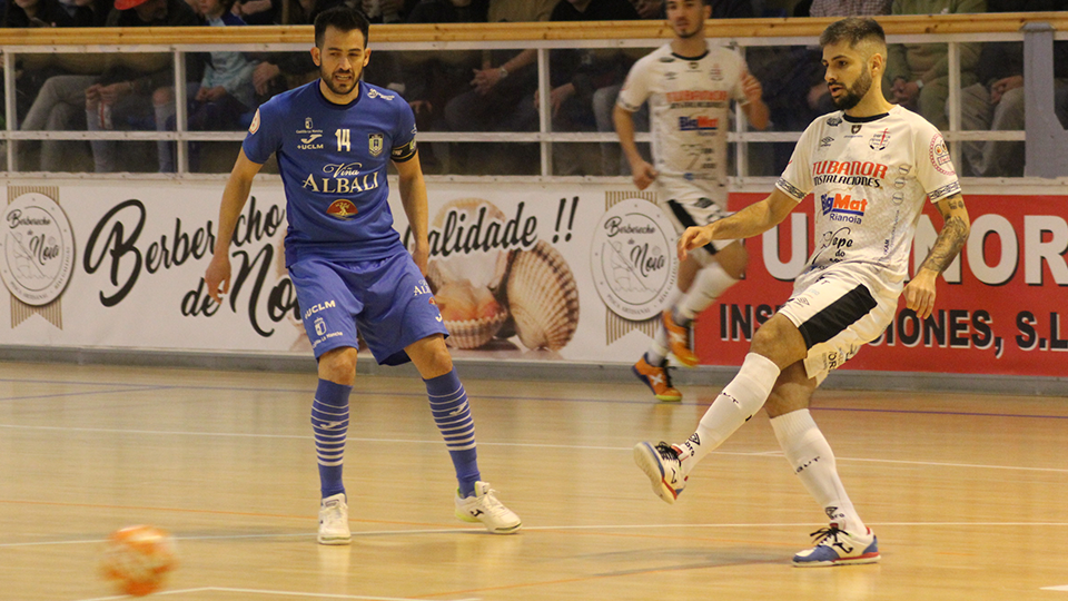 Edu Jabá, jugador de Noia Portus Apostoli, da un pase ante Rafael Rato, de Viña Albali Valdepeñas