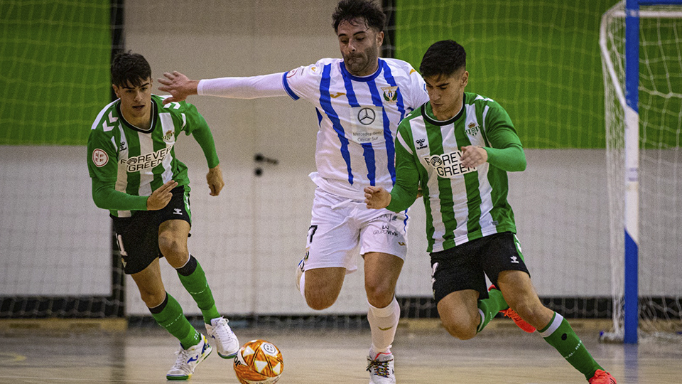 Raúl, del Real Betis Futsal B, pugna por el balón con Pablo Ibarra, del CD Leganés