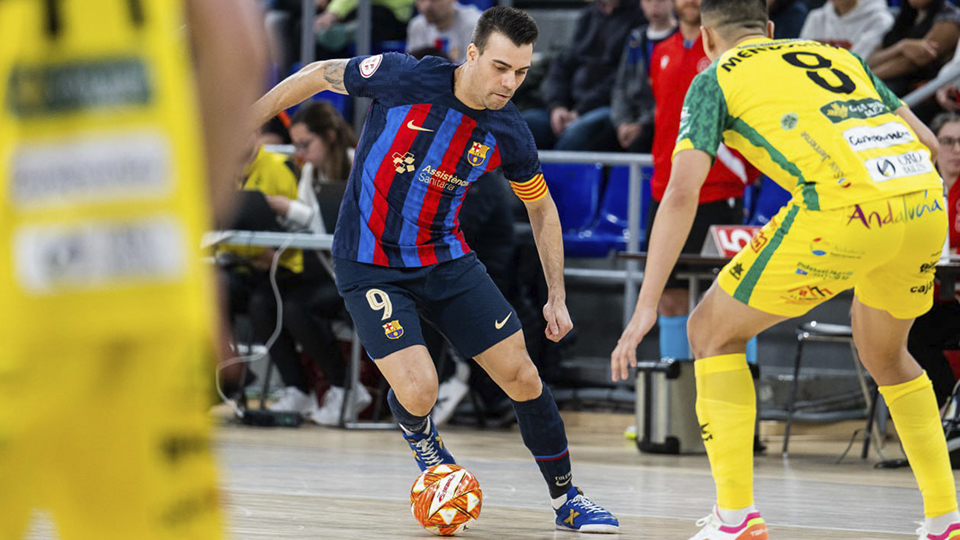 Sergio Lozano, del Barça, conduce el balón