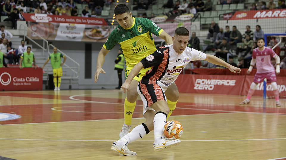 Fernando, de ElPozo Murcia Costa Cálida, controla el balón ante Menzeguez, de Jaén FS (Fotografía: Pascu Méndez)