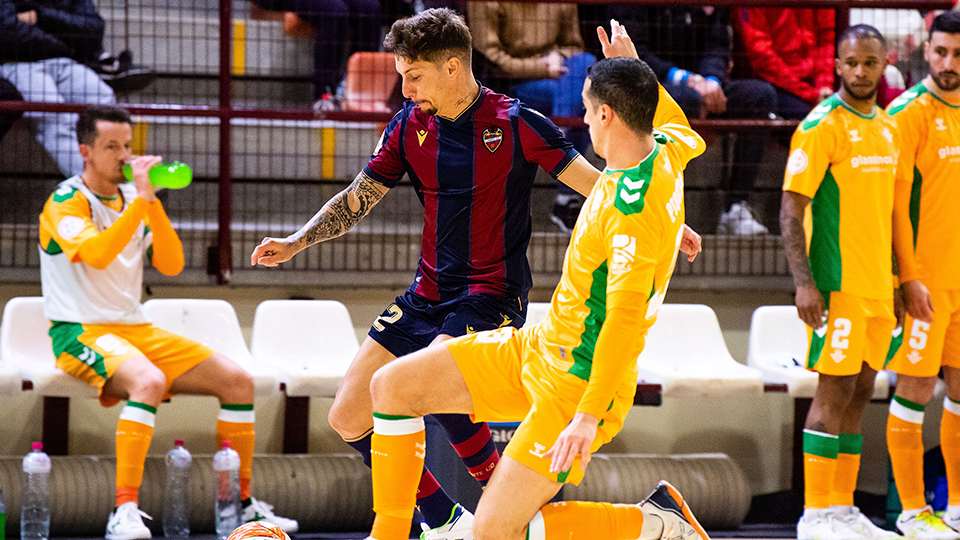 Jamur, jugador del Levante UD FS, dispara ante Piqueras, del Real Betis Futsal.