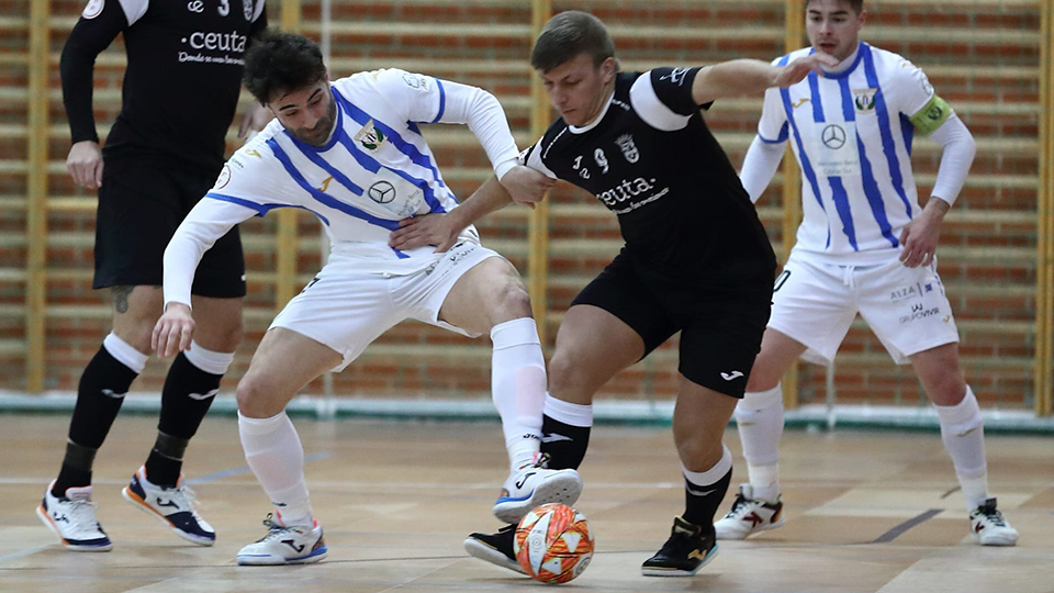 Cristian Rubio, de la Unión África Ceutí, y Pablo Ibarra, del CD Leganés, pugnan por el balón