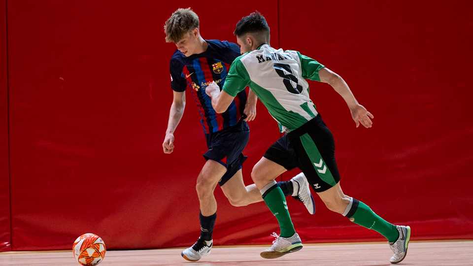Puigvert, de Barça Atlètic, y Mariano, de Real Betis Futsal B, en el partido de la primera vuelta entre ambos equipos
