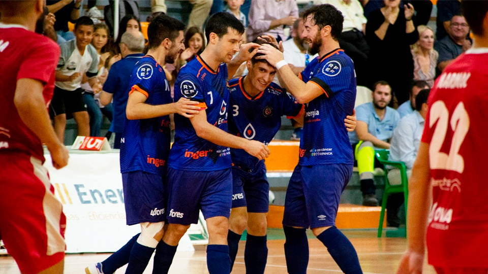 Los jugadores de Full Energía Zaragoza celebran un tanto contra Sala 5 Martorell