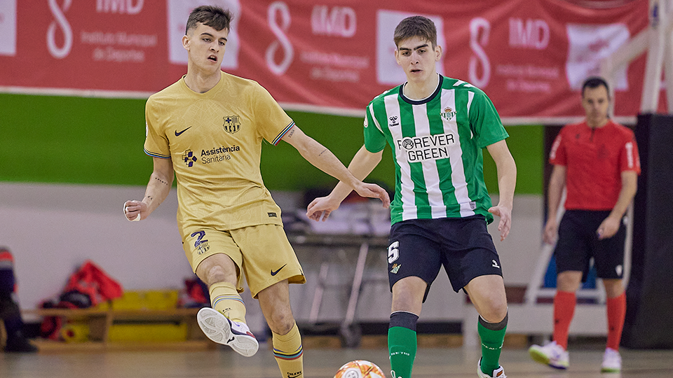 Ortas, jugador del Barça Atlètic, ante Quelle, del Real Betis Futsal B.