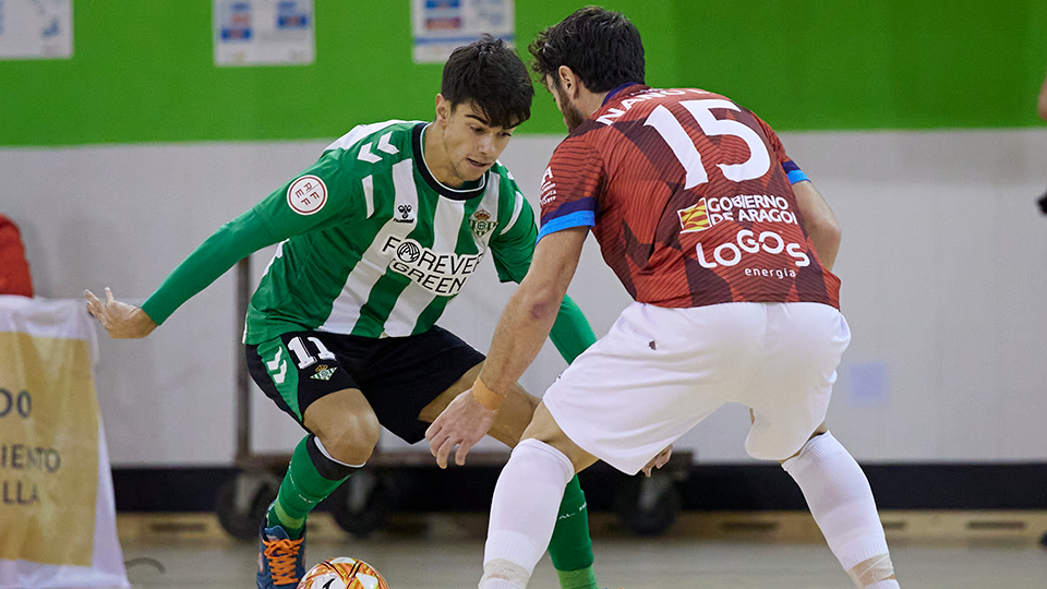 Álvaro Otero, jugador del Real Betis Futsal B, encara a Nano Modrego, del Full Energía Zaragoza.