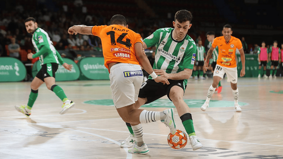 Terry, de Ribera Navarra FS, disputa la posesión con Cristián Povea, de Real Betis Futsal