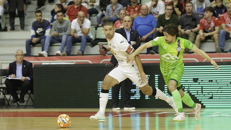 Felipe Valerio, jugador de ElPozo Murcia Costa Cálida, ante Chaguinha, de Mallorca Palma Futsal.