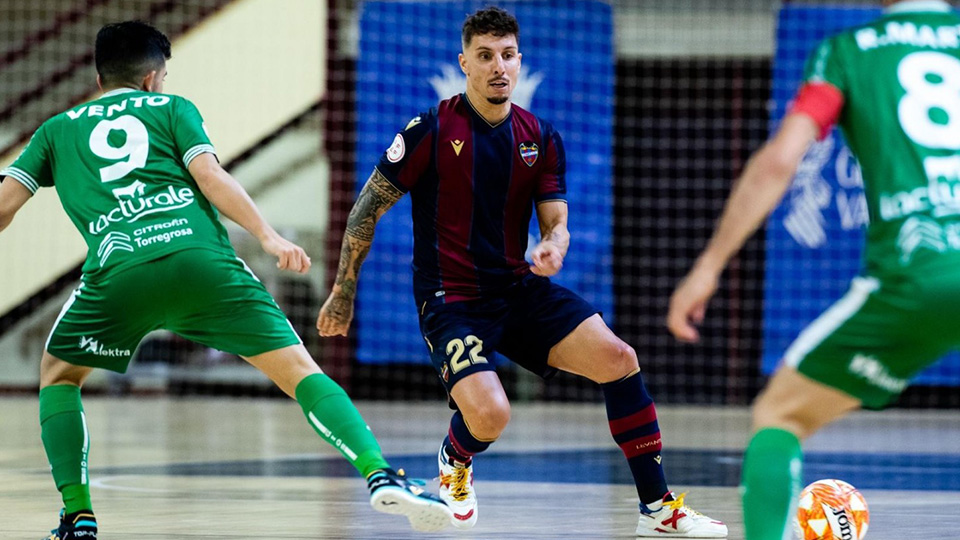 Jamur, del Levante UD FS, da un pase durante un partido