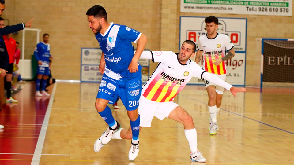 Cortés, jugador del Quesos El Hidalgo Manzanares, ante Uri Santos, de Industrias Santa Coloma.