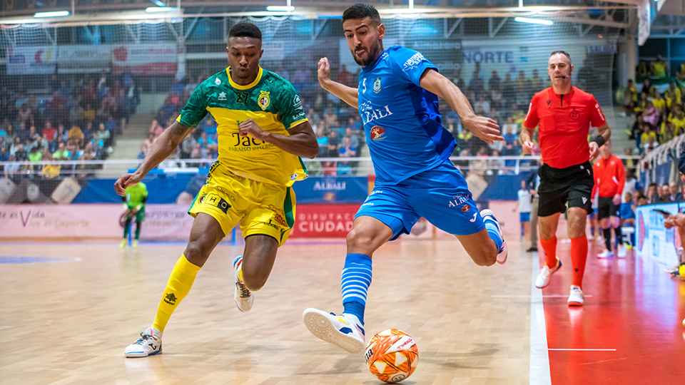 Lemine, jugador del Viña Albali Valdepeñas, ante Renato, de Jaén FS.