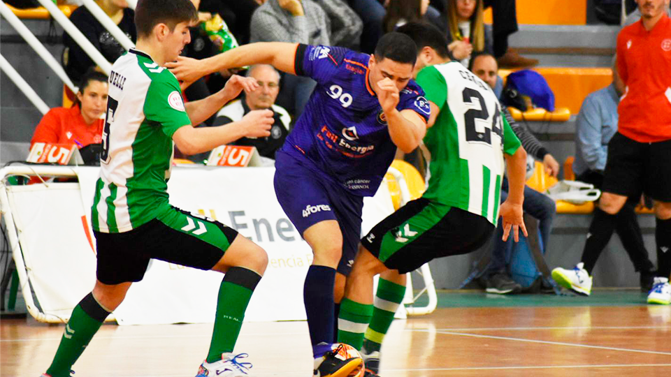 Iván Romero, jugador de Full Energía Zaragoza, sale de la presión de Quelle y Cendán, de Real Betis Futsal B (Fotografía: Sandra Valero)