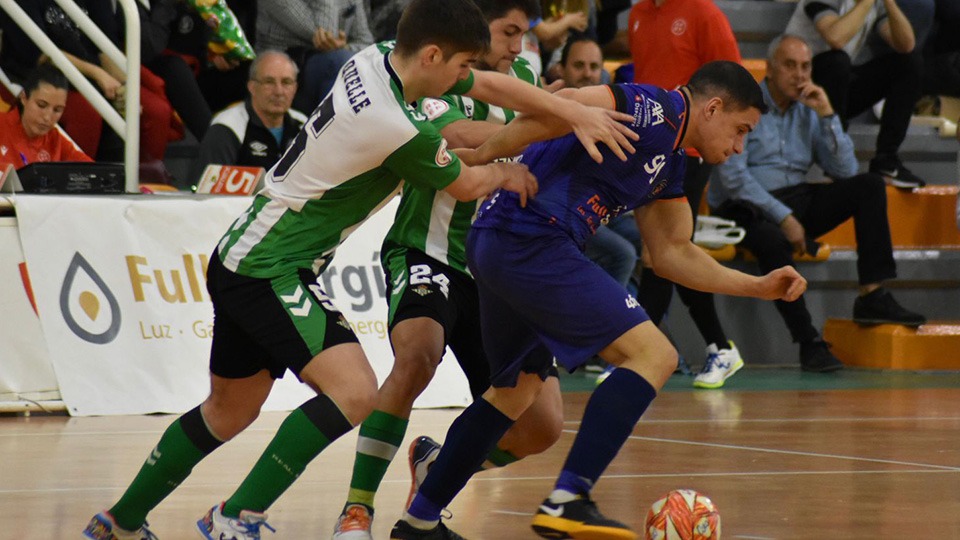 Iván Romero, jugador de Full Energía Zaragoza, sale de la presión de Quelle y Cendán, de Real Betis Futsal B (Fotografía: Sandra Valero)