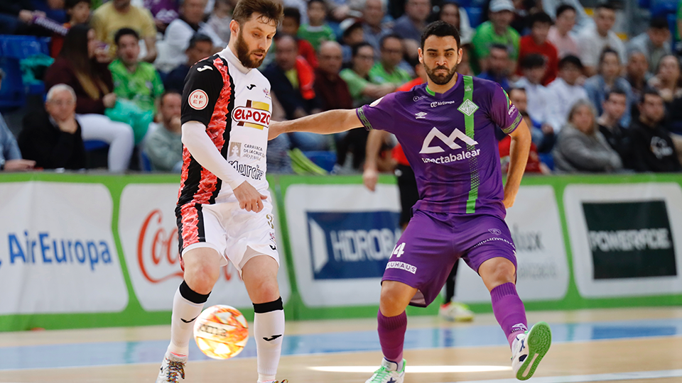 Gadeia, jugador de ElPozo Murcia, frente a Tomaz, de Mallorca Palma Futsal