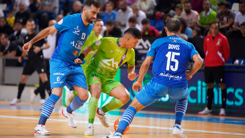 Abbasi y Tayebi, de Viña Albali Valdepeñas y Mallorca Palma Futsal, en el partido de la primera vuelta