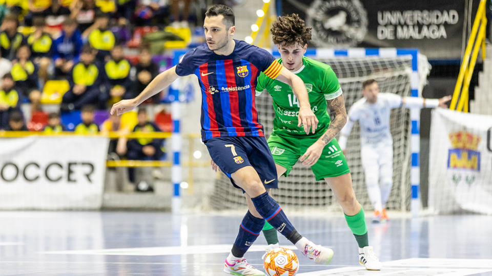 Dyego, jugador del Barça, ante Dani Fernández, del BeSoccer CD UMA Antequera.