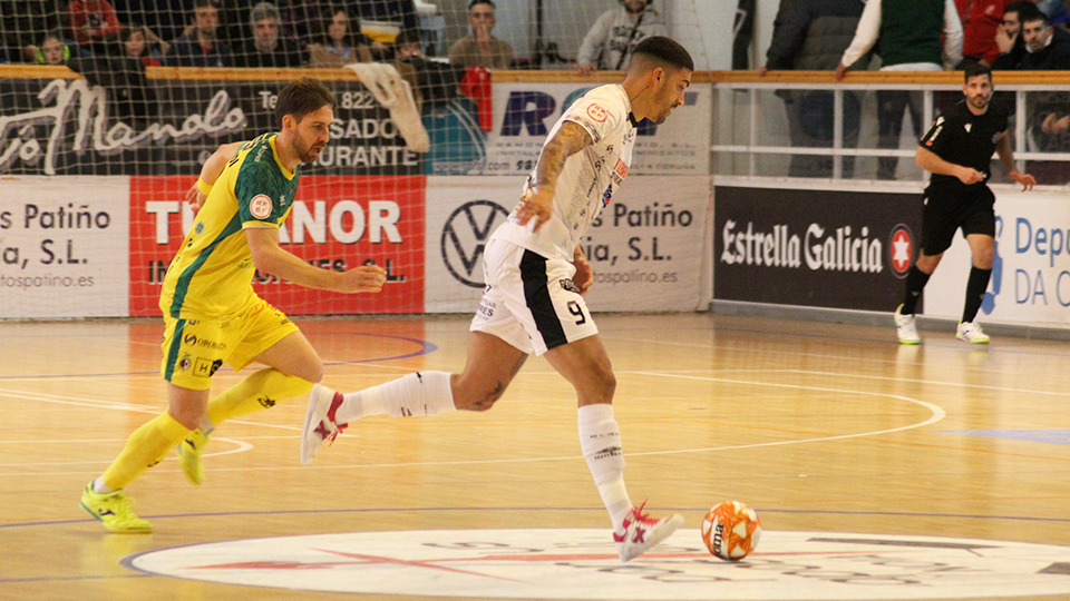 Bruno Gomes, jugador del Noia Portus Apostoli, ante Alan Brandi, del Jaén FS.